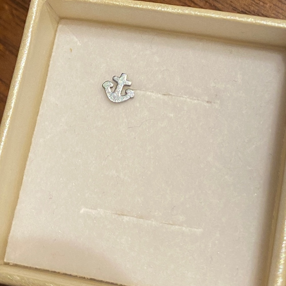 Anchor Nose L Stud